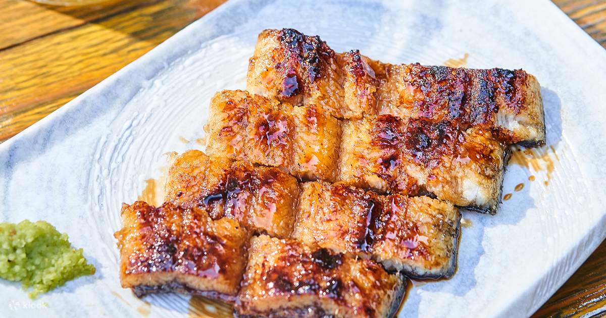 [Klook Exclusive] He grills Seafood by the Poolside: Learn the Hamayaki ...